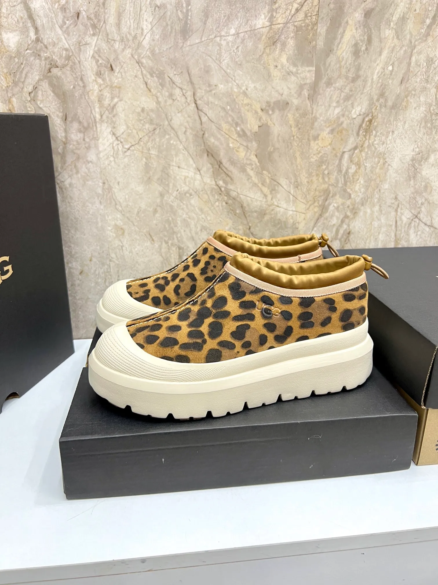 Men's men's shoes💰: 💰540💰Couple model👫 UGG Tasman Weather Hybrid one-second snow boots👢 Wang Yibo's same 👏 classic Tasman shoe is designed with environmentally friendly waterproof and snowproof material, which is both fashionable and functional. At the same time, it is paired with the new UGG Keen furry color-blocked jacket. Bright orange and maroon collide to create a new light outdoor style and open up a new travel experience in early autumn! Using the best materials, the 17mm fur-integrated surface is warmer and more breathable, and the outsole is upgraded to a lightweight and wear-resistant light wing technology outsole! Size: Women’s size 35-40 / Men’s size 38–44 (45 customized) Official website color